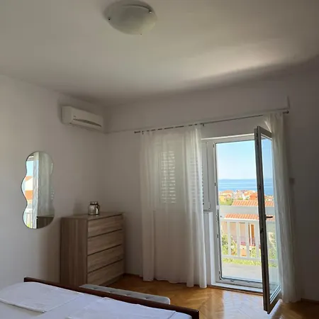 Hugo Apartment *